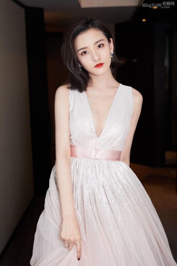 宋祖儿小小年纪就开始秀沟 我只想说她很有前途(6/8)