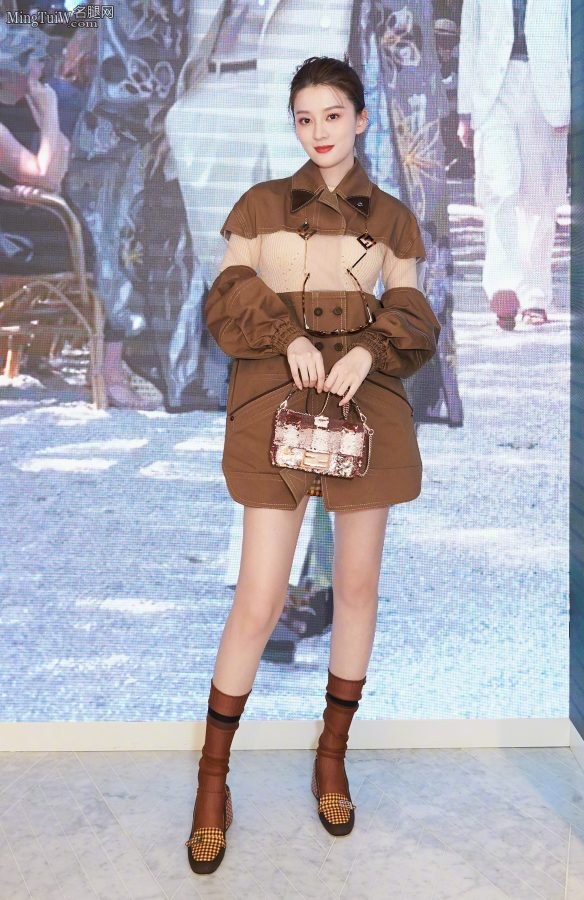 The energetic girl Qiao Xin has real long straight beautiful legs(4/6)