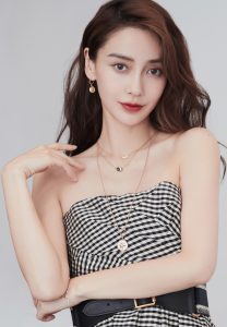 杨颖身穿露肩长裙玉脚踩AB J'ADIOR高跟鞋
