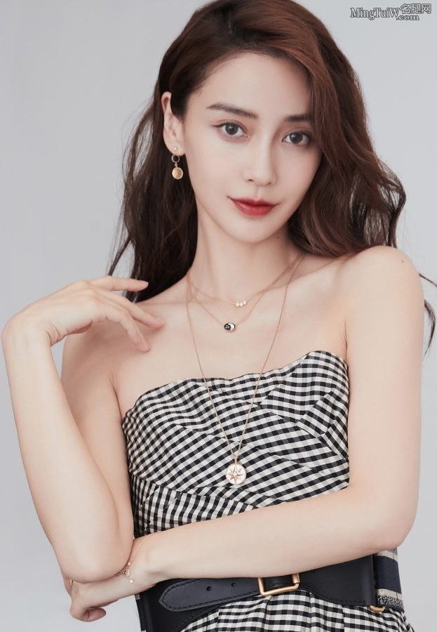 杨颖身穿露肩长裙玉脚踩AB J’ADIOR高跟鞋(6/8)