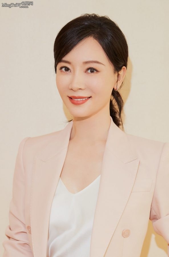 魅力女星陈数身穿粉色西服套装脚踩性感凉高跟(3/4)