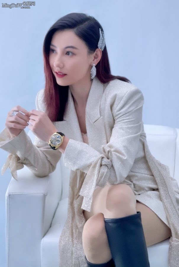 张柏芝冬日里穿肉色丝袜给美腿保暖(3/5)