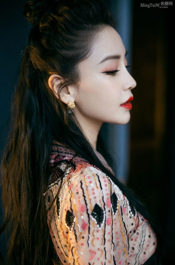 Angelababy脚踩性感恨天高 美腿在纱裙内曲线动人(7/9)