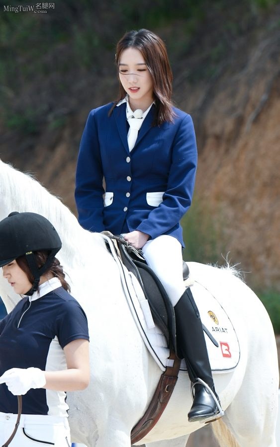 女骑士孟美岐穿白裤皮靴骑马帅气(2/4)