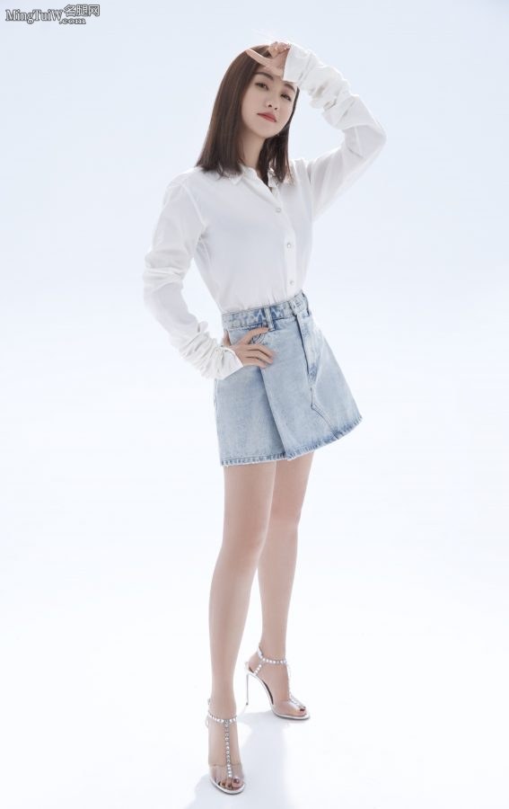 女明星杨蓉牛仔裙长腿美足漂亮写真(2/4)