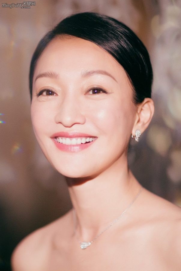 周迅大秀洁白香肩 美腿踩白色红底恨天高(6/6)