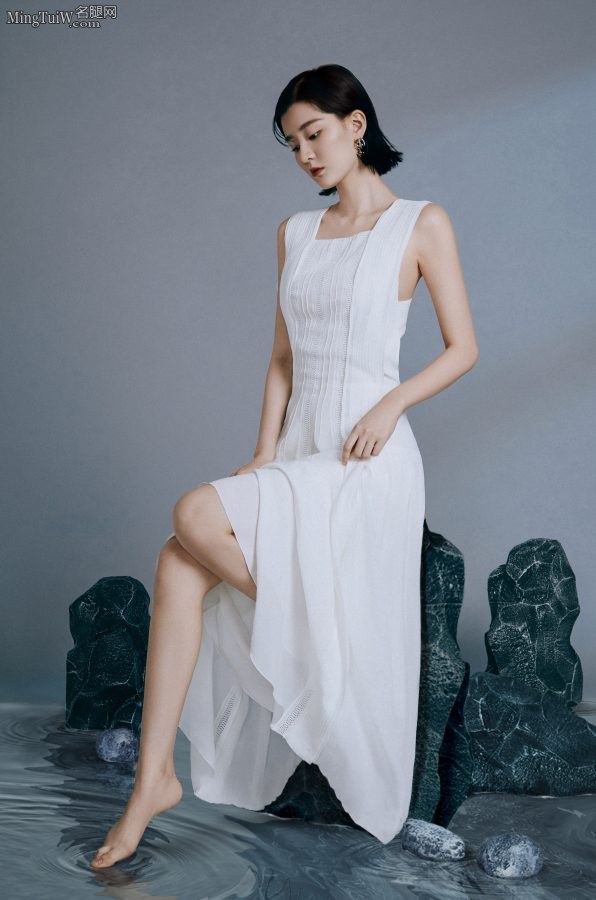 《WAVES漫潮》杂志乔欣光脚丫拍写真好似神女(2/2)