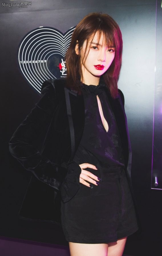 Qi Wei's Phantom Red Lips Appeared at Chengdu Yves Saint Laurent Lipstick Related Activities(11/18)