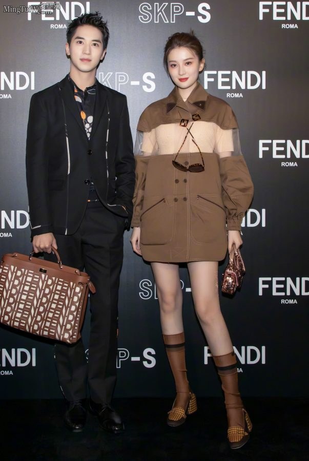 活力满满的妹子乔欣真实的长直美腿(3/6)