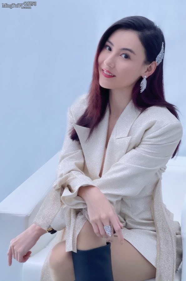 张柏芝冬日里穿肉色丝袜给美腿保暖(1/5)