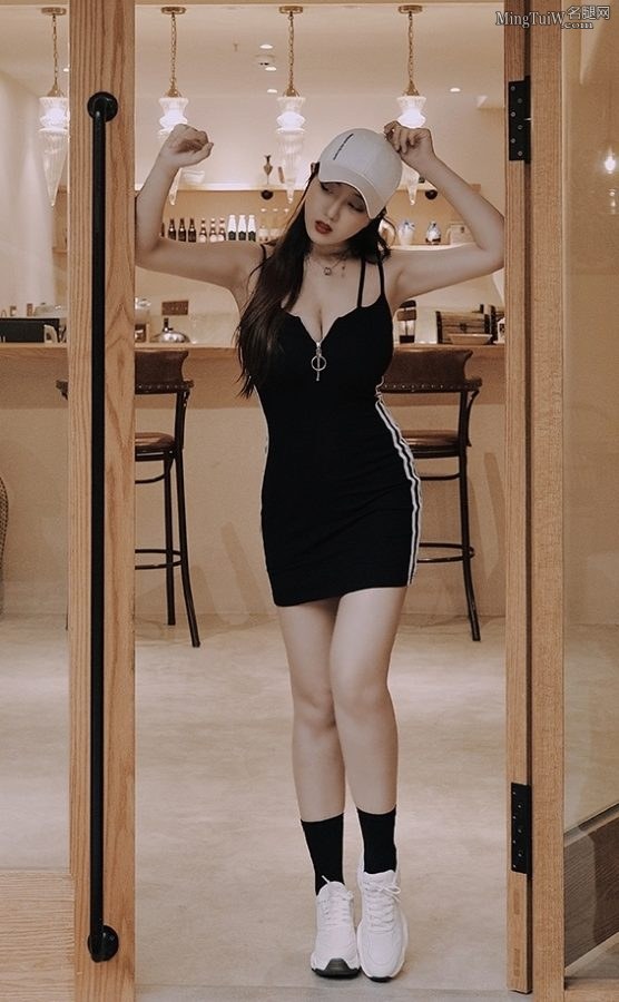巨乳妹子孟衍竹棒球帽运动鞋写真(7/8)