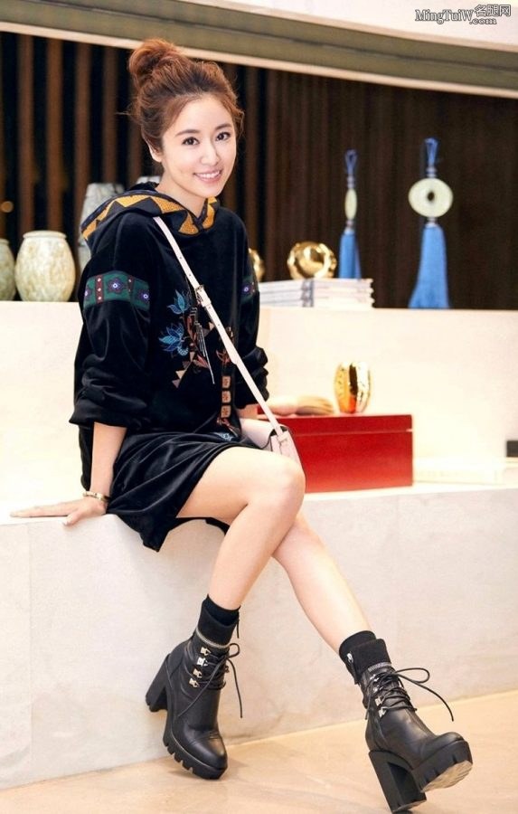 林心如脚穿粗跟短靴演绎活泼纯情的少女(1/5)