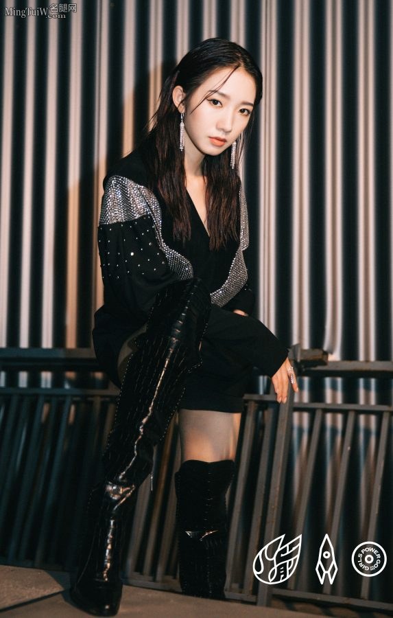 孟美岐穿长皮靴秀性感长腿太美太有气质(5/8)