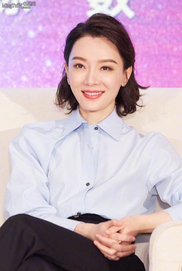 陈数出席商业活动脚穿尖头高跟鞋大气翘二郎腿(3/3)