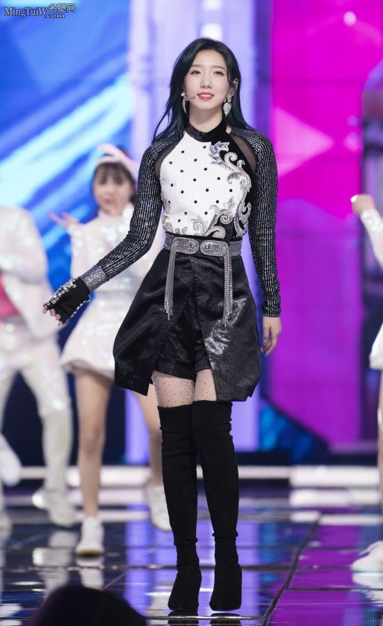 魅力少女孟美岐丝袜长靴风姿撩动(7/12)
