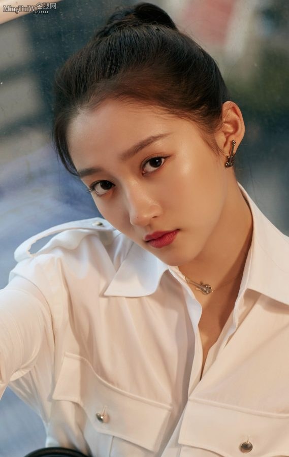 梳马尾辫的美少女关晓彤樱桃小嘴惹人怜(8/8)