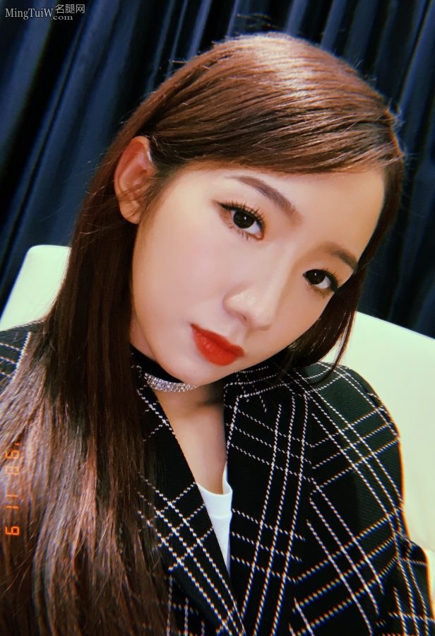 Photograph of Meng Meiqi sitting with her legs crossed from bottom to top(3/3)