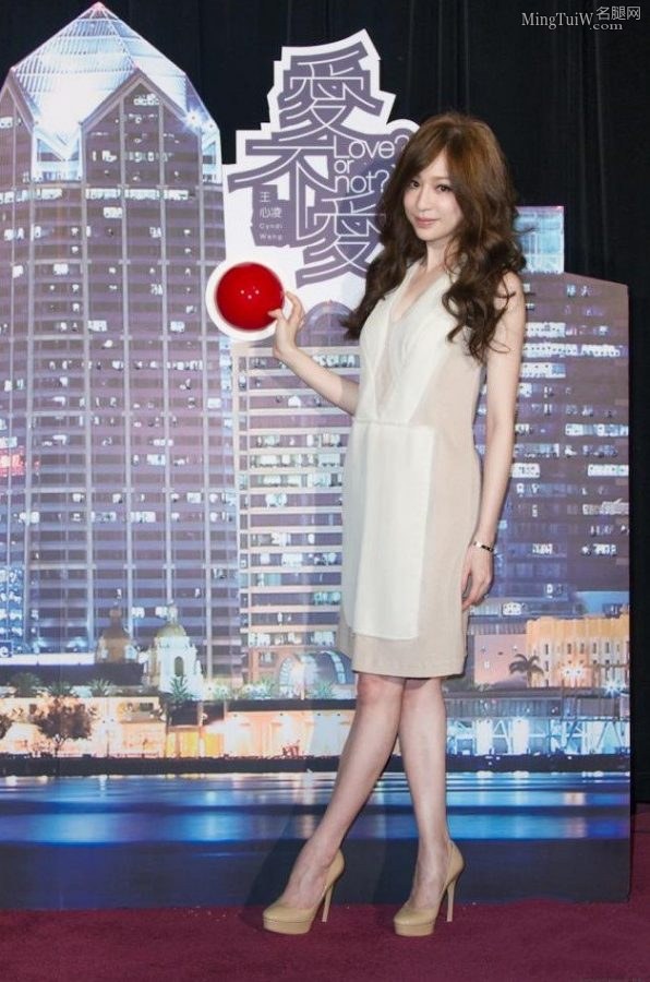 王心凌踩防水台恨天高美腿纤细(3/4)