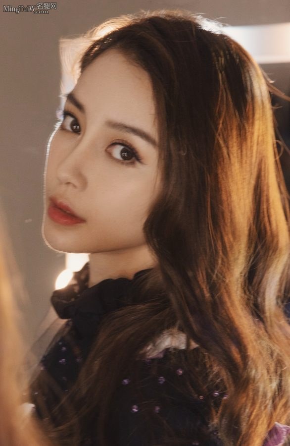 Angelababy Yang Ying sits on the table with her legs crossed and looks charming(5/5)