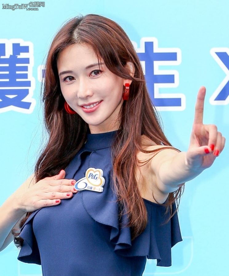 林志玲在妇女公益活动中穿小短裙展现迷人美腿(20/36)