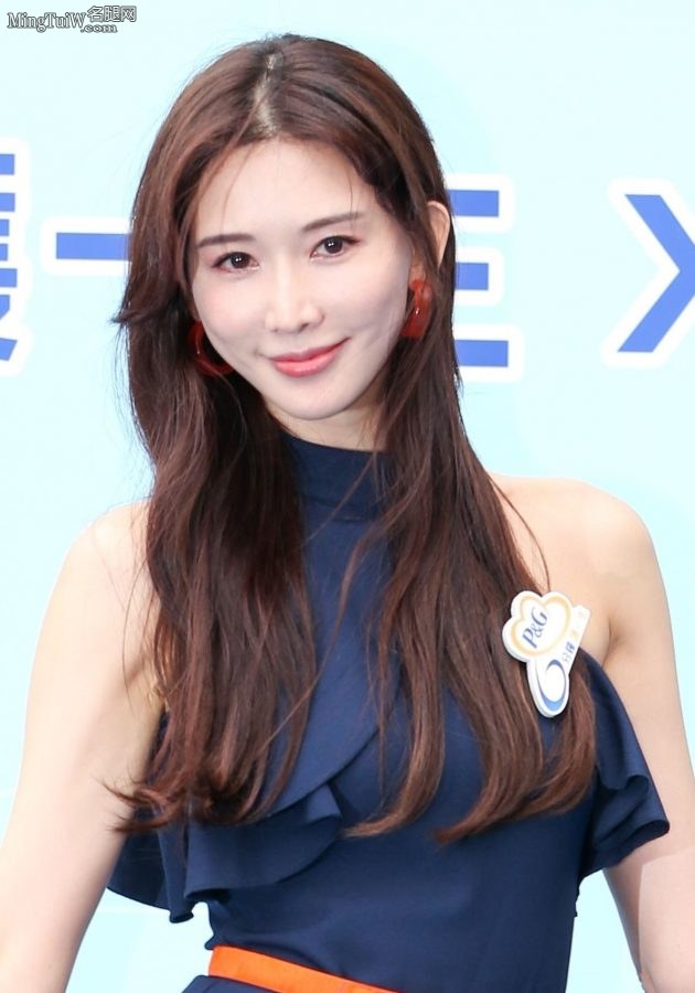 林志玲在妇女公益活动中穿小短裙展现迷人美腿(17/36)