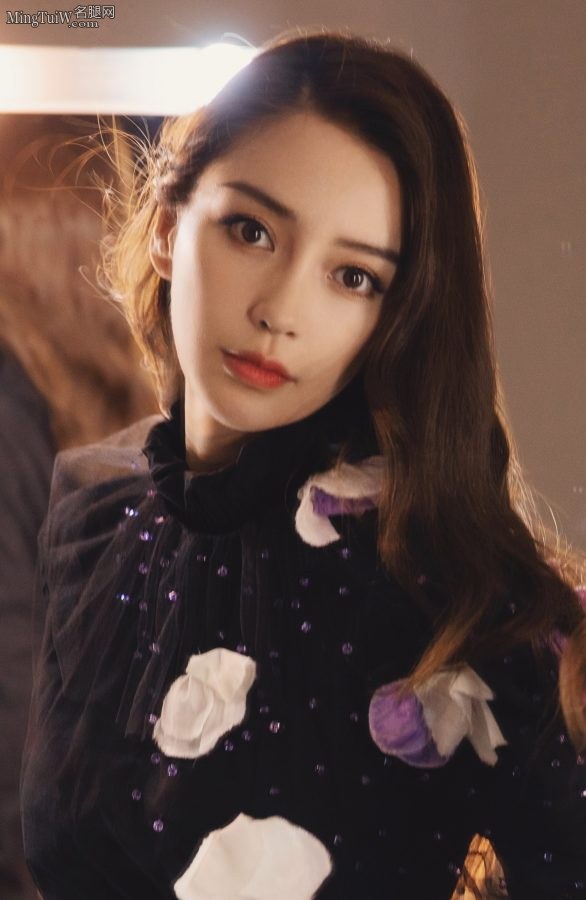 杨颖Angelababy化妆师里坐在桌上翘腿气质魅惑(4/5)