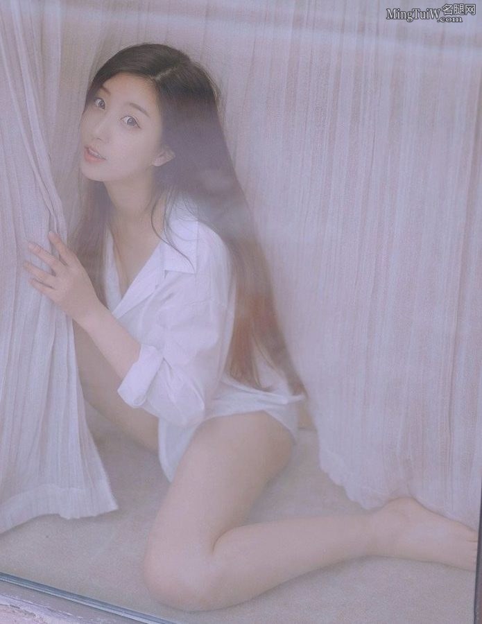 孟衍竹长腿光脚丫白色纯净写真(6/6)