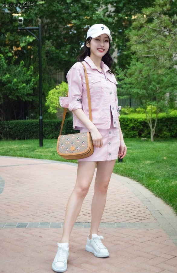 快来欣赏粉色少女宣璐白嫩的香腿(2/7)