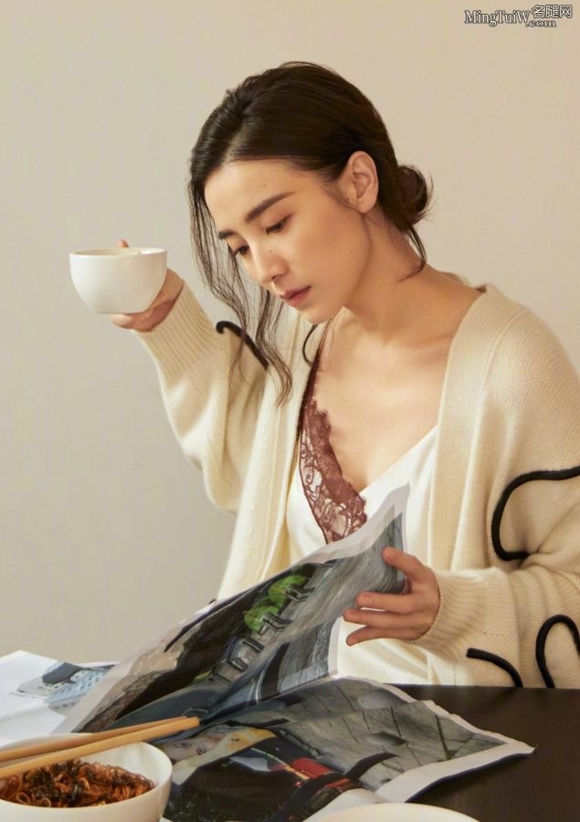 宋佳慵懒写真 穿低胸睡袍下面给自己吃(4/5)