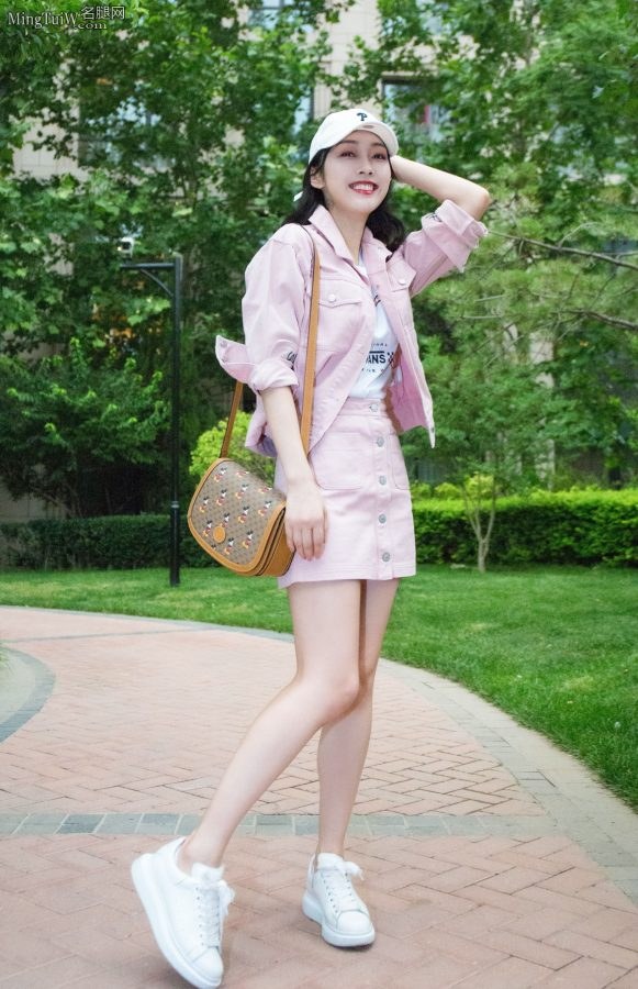 快来欣赏粉色少女宣璐白嫩的香腿(1/7)