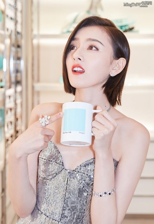 新生代明星宋祖儿一双华丽的美腿(2/8)
