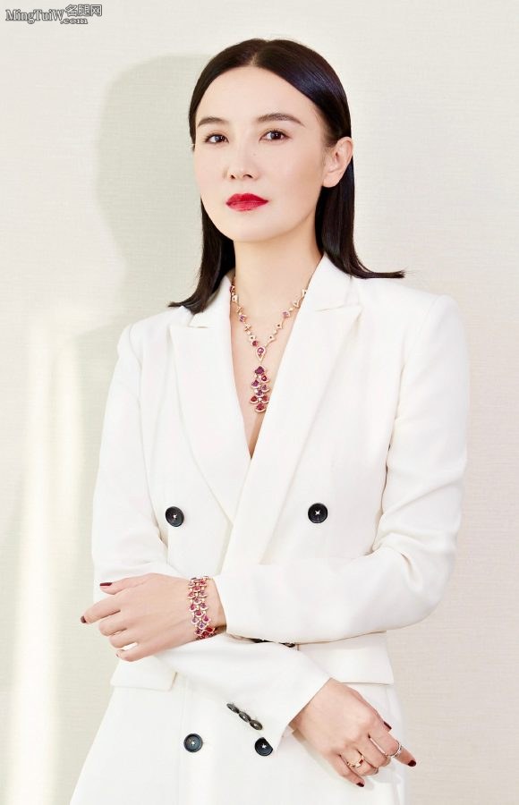 独特气质魅力女明星宋佳红毯上秀精致的高跟足(2/8)