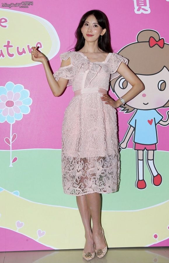 女神林志玲身着白裙低跟鞋清纯亮相(3/12)