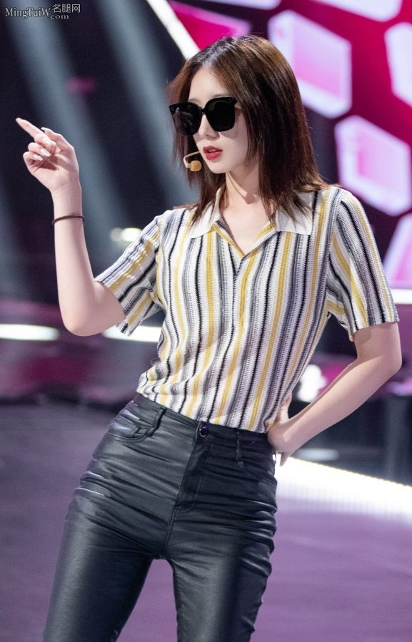 Meng Meiqi wears "seamless pants" to show off her good figure and beautiful legs(4/4)