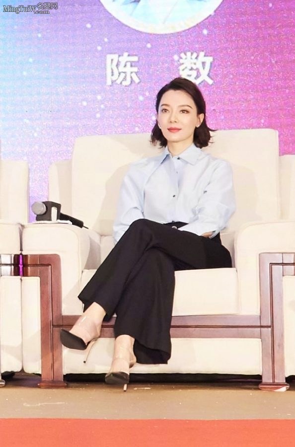 陈数出席商业活动脚穿尖头高跟鞋大气翘二郎腿(2/3)