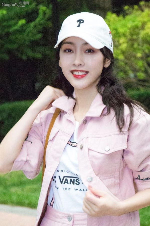 快来欣赏粉色少女宣璐白嫩的香腿(4/7)