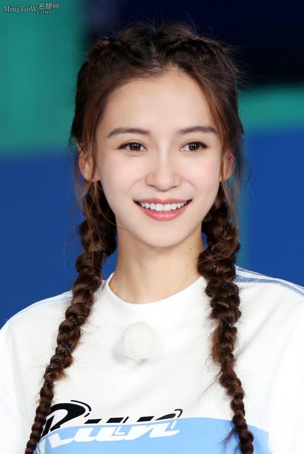 Angelababy录制跑男脱掉运动鞋露出棉袜脚(5/8)