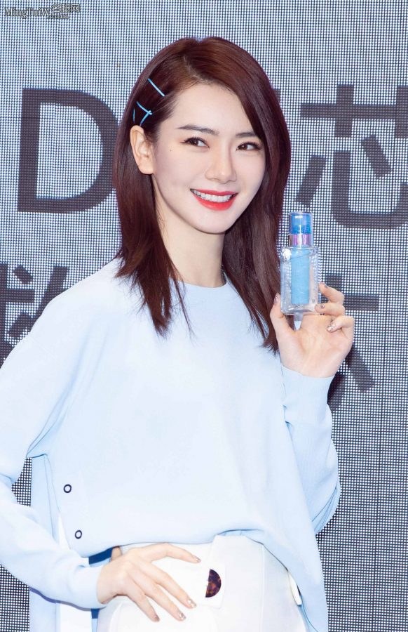 戚薇脚踩白色尖头高跟自信气质代言化妆品(5/5)