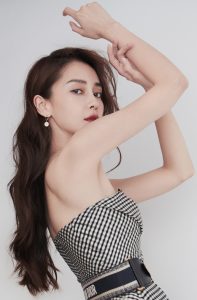 杨颖身穿露肩长裙玉脚踩AB J'ADIOR高跟鞋
