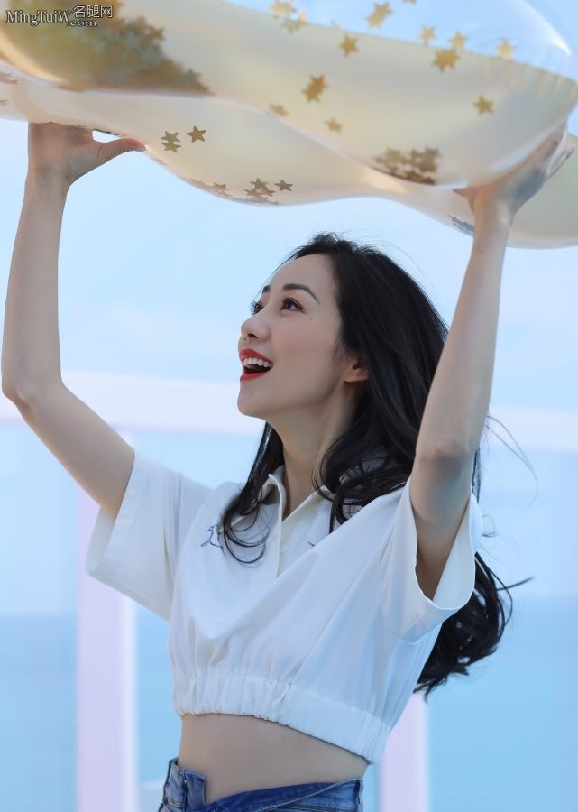 大美女韩雪红唇细腰白腿(4/7)