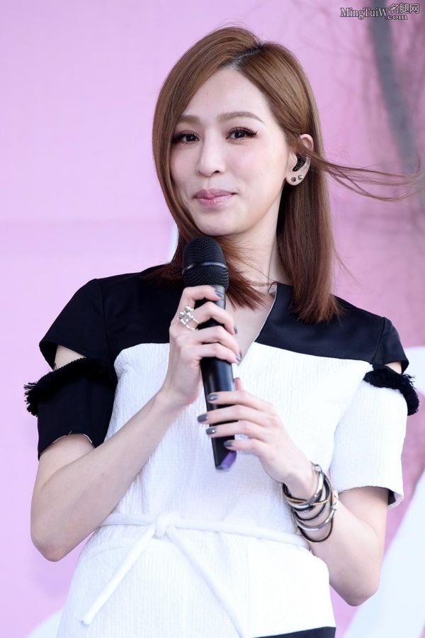 王心凌如今满含风韵 台上穿开口短裙秀美腿(22/24)