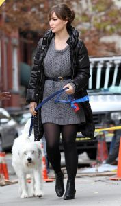 演员Olivia Wilde穿黑丝袜短皮靴遛狗