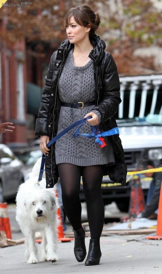 演员Olivia Wilde穿黑丝袜短皮靴遛狗（第2张/共5张）