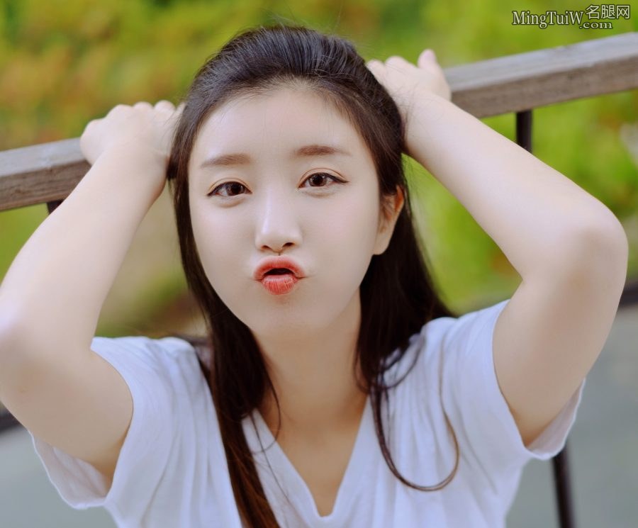 网红模特孟衍竹丰满光滑的美腿(3/3)
