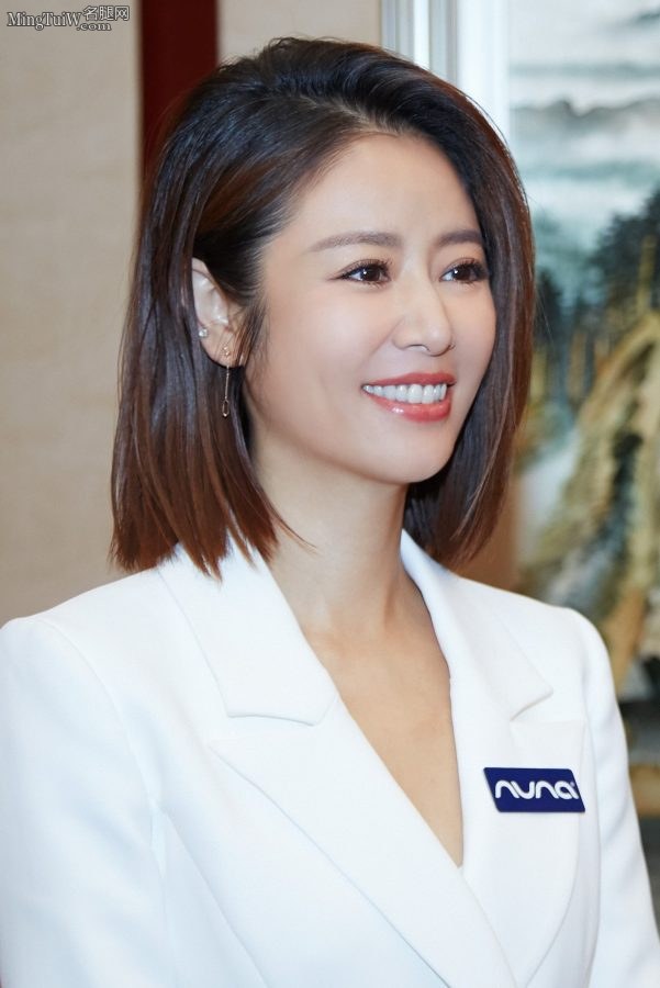 气质女星林心如商业代言美腿穿白色厚底高跟鞋(4/6)