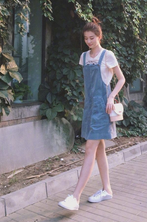 乔妹乔欣牛仔裙小白鞋邻家女孩造型秀玉腿(4/6)