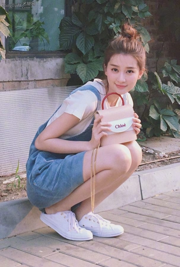 乔妹乔欣牛仔裙小白鞋邻家女孩造型秀玉腿(2/6)