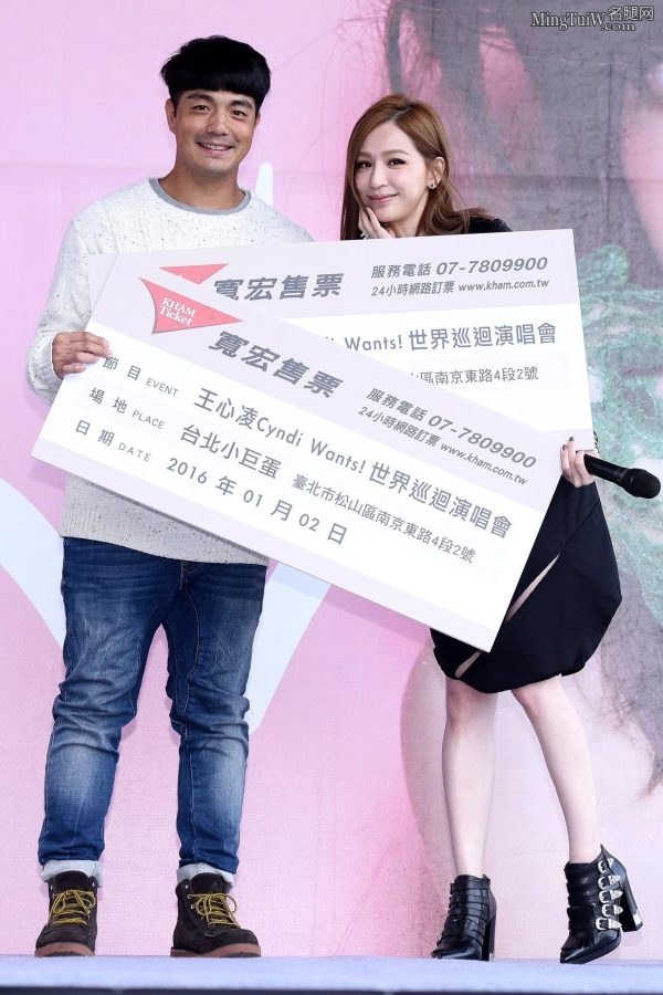 王心凌如今满含风韵 台上穿开口短裙秀美腿(12/24)