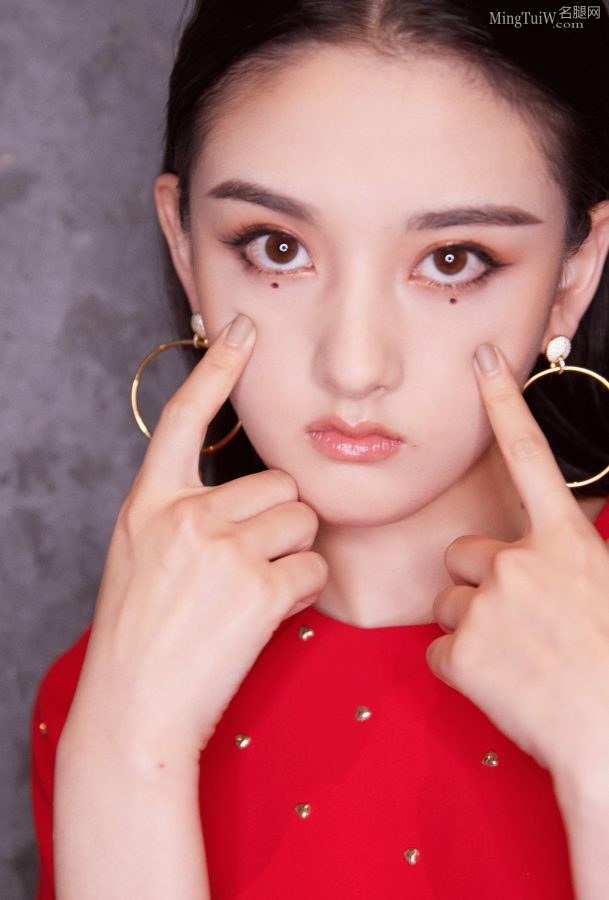 活力美少女宋祖儿玉腿白细 故意点的泪痣显得她气质娇艳(5/5)