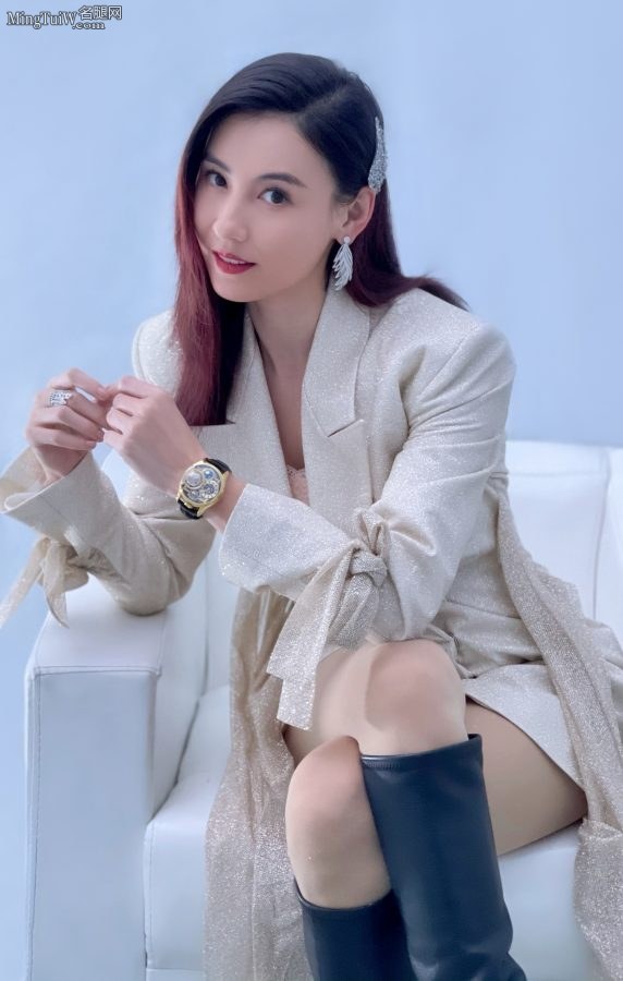 Cecilia Cheung wears nude pantyhose to keep her beautiful legs warm in winter(2/5)